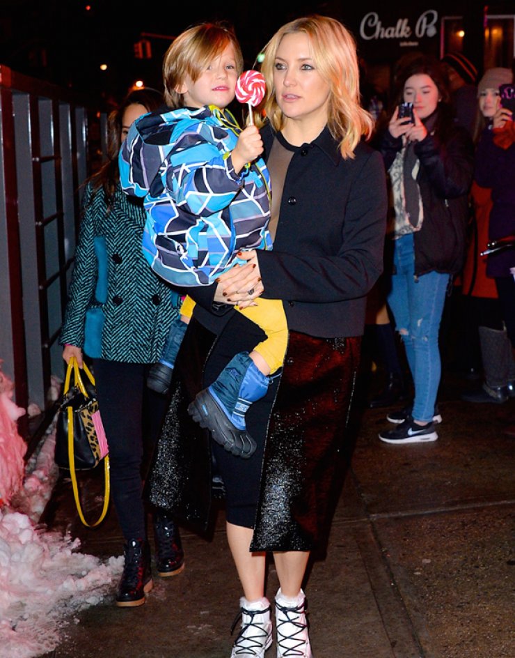 Σπάνια εμφάνιση διάσημης ηθοποιού με το γιο της [εικόνες]