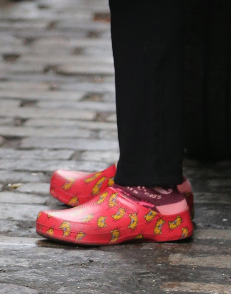 Ποια σταρ του Hollywood κυκλοφορεί με αυτές τις παντόφλες; [εικόνες]