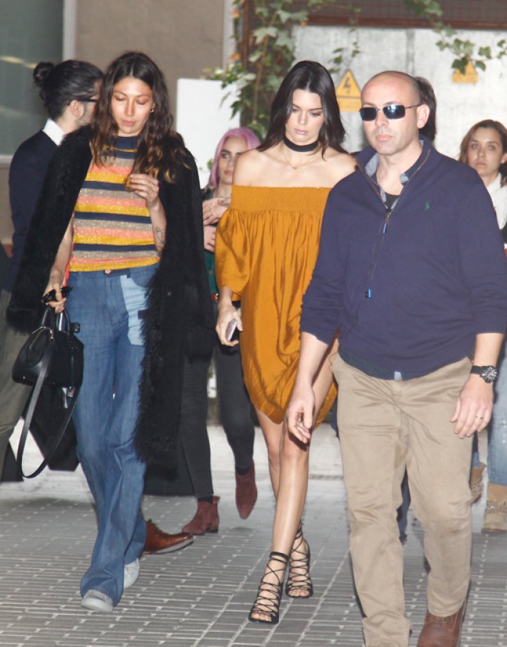 Τι κάνει η Kendall Jenner στην Βαρκελώνη; [εικόνες]