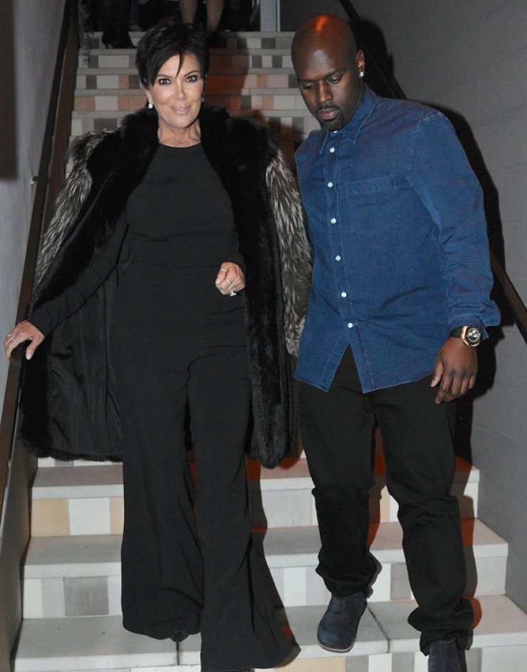 Ανεβαίνειτα σκαλιά της εκκλησίας η μαμά Kardashian; [εικόνες]