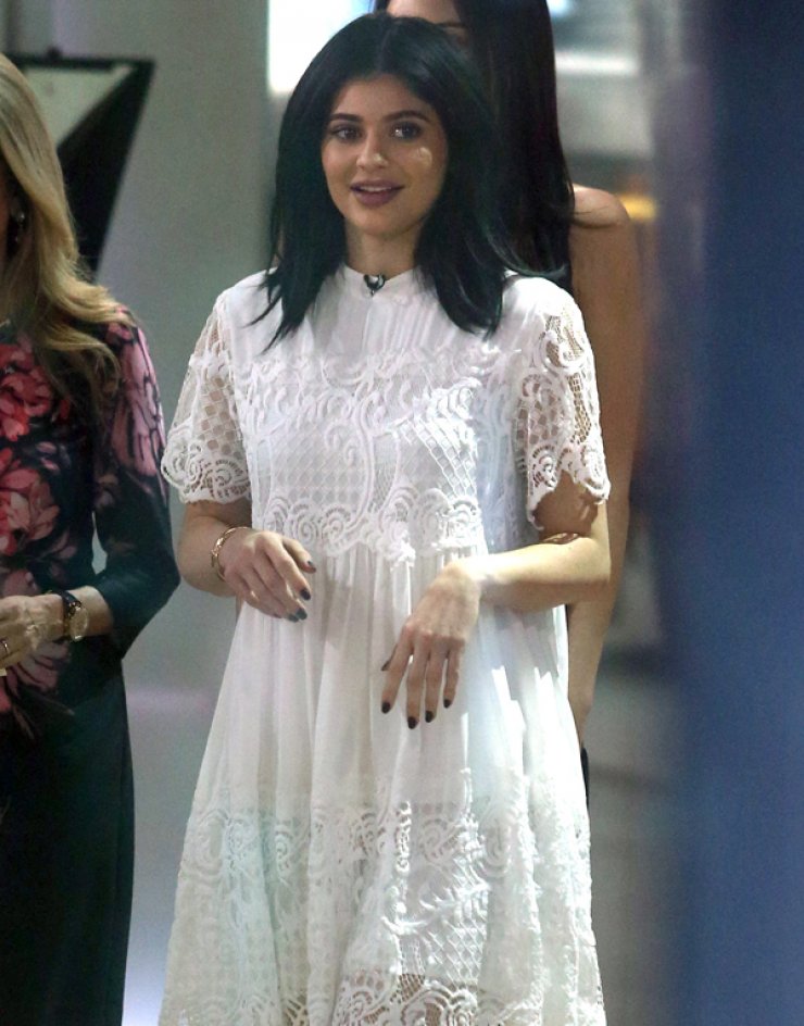 Δείτε την Kylie Jenner να φοράει το πιο συντηρητικό φόρεμα που είδαμε ποτέ [εικόνες]