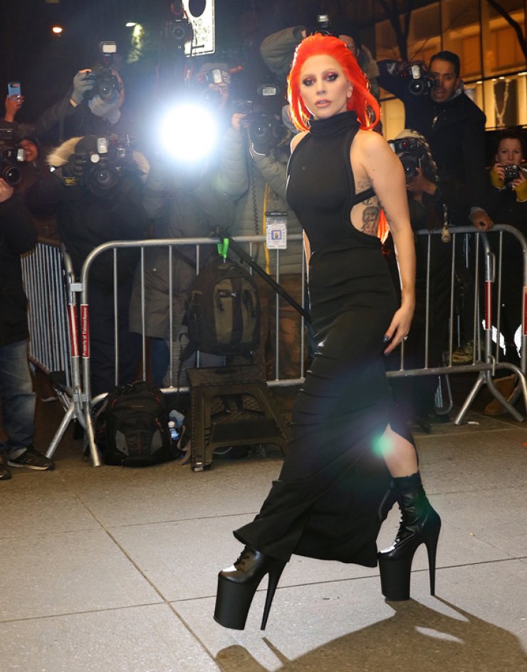 Lady Gaga: Μα πως μπορεί και περπατάει με αυτά τα παπούτσια; [εικόνες]