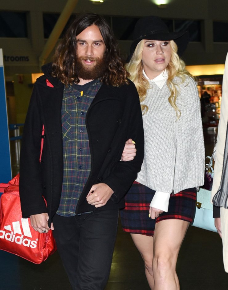 Νέα εμφάνιση πασίγνωστης τραγουδίστριας με το νέο της έρωτα [εικόνες] 