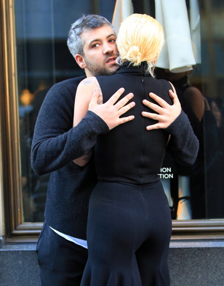 Τα φιλιά που δίνει η Lady Gaga σε άγνωστο άντρα [εικόνες]