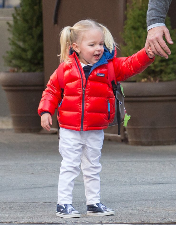 Δε θα πιστεύετε ποιος είναι ο πατέρας αυτής της πανέμορφης μικρής [εικόνες] 