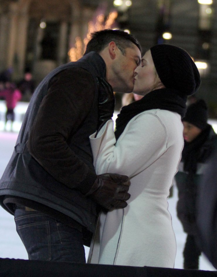 Παθιασμένα φιλιά διάσημης ηθοποιού με νέο σύντροφο [εικόνες]