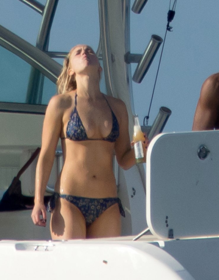 Jennifer Lawrence: Πίνει μπύρες και φτύνει μέσα στη θάλασσα [εικόνες]