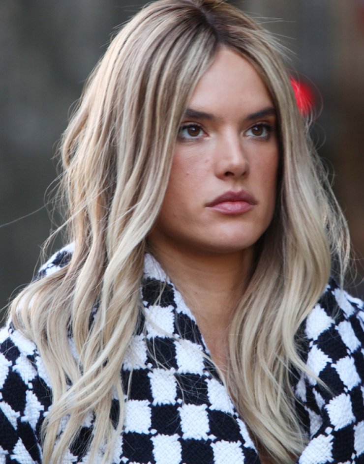 Αγνώριστη η Alessandra Ambrosio με ξανθό μαλλί [εικόνες]