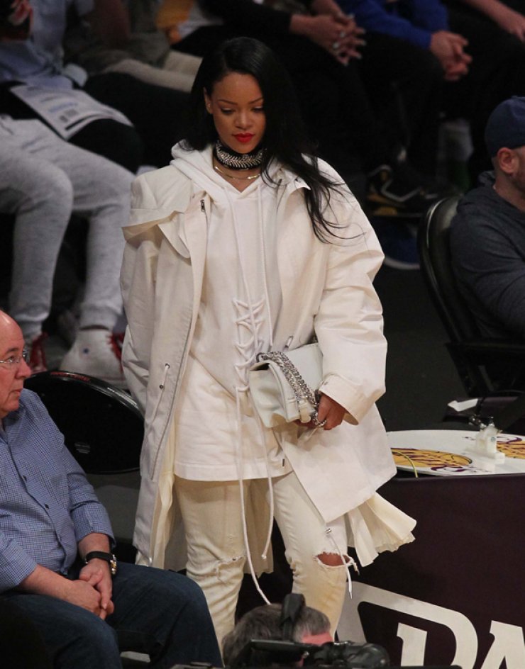 H Rihanna έτσι πάει να παρακολουθήσει μπάσκετ [εικόνες]