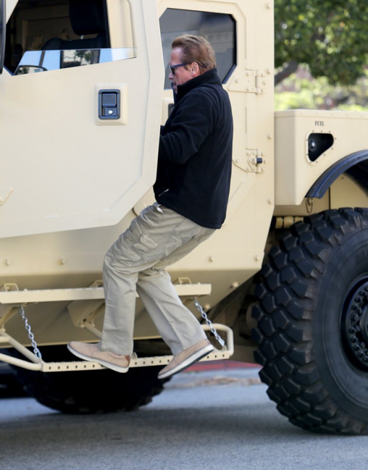 Ποιος διάσημος σταρ απέκτησε...στρατιωτικό αυτοκίνητο; [εικόνες]