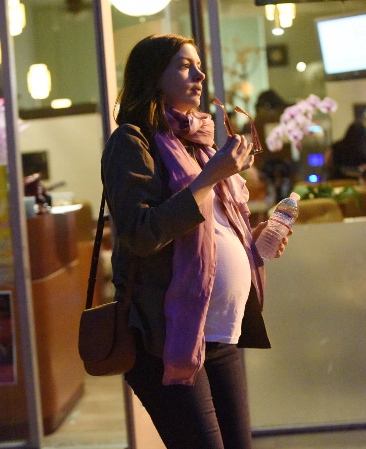 Σε σπα διάσημη ηθοποιός λίγο πριν γεννήσει [εικόνες]