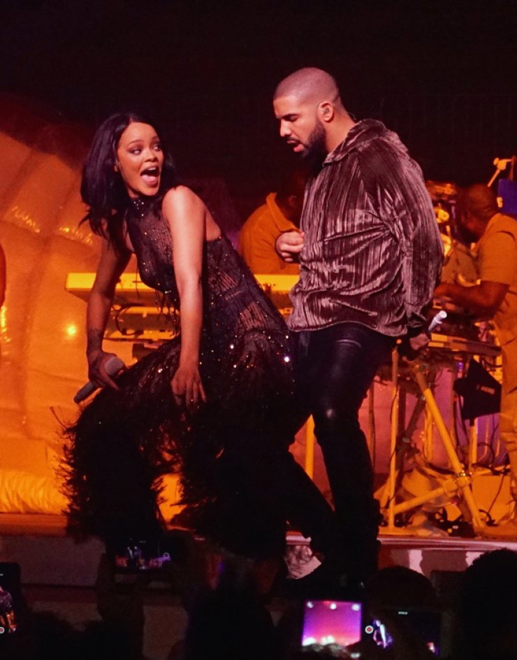 Rihanna: Σέξυ πόζες μαζί με τον σύντροφό της πάνω στη σκηνή [εικόνες]
