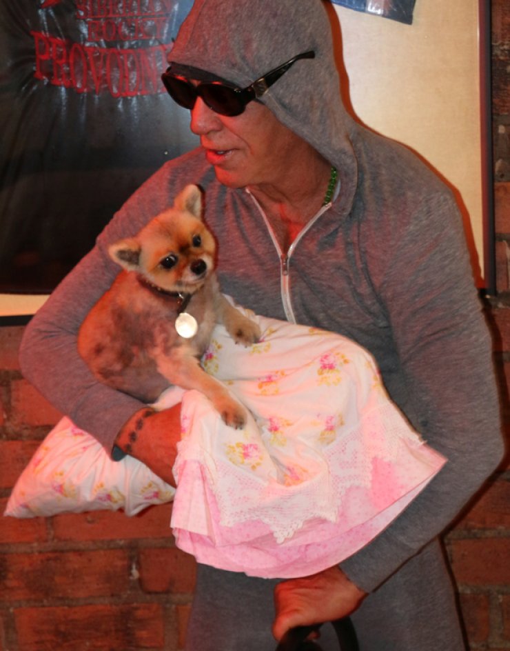 Απίστευτο κι όμως αληθινό! Διάσημος ηθοποιός κάθεται για δείπνο με...το σκύλο του [εικόνες]