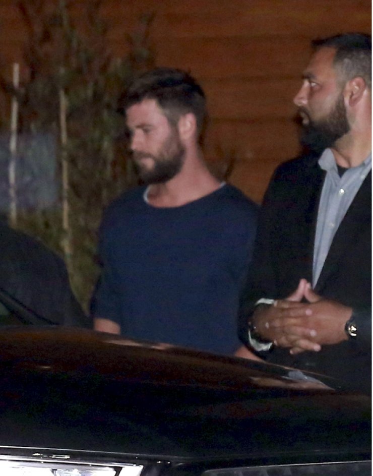 Η Miley Cyrus με τα αδέρφια του Liam Hemsworth μετά τον δήθεν αρραβώνα τους!