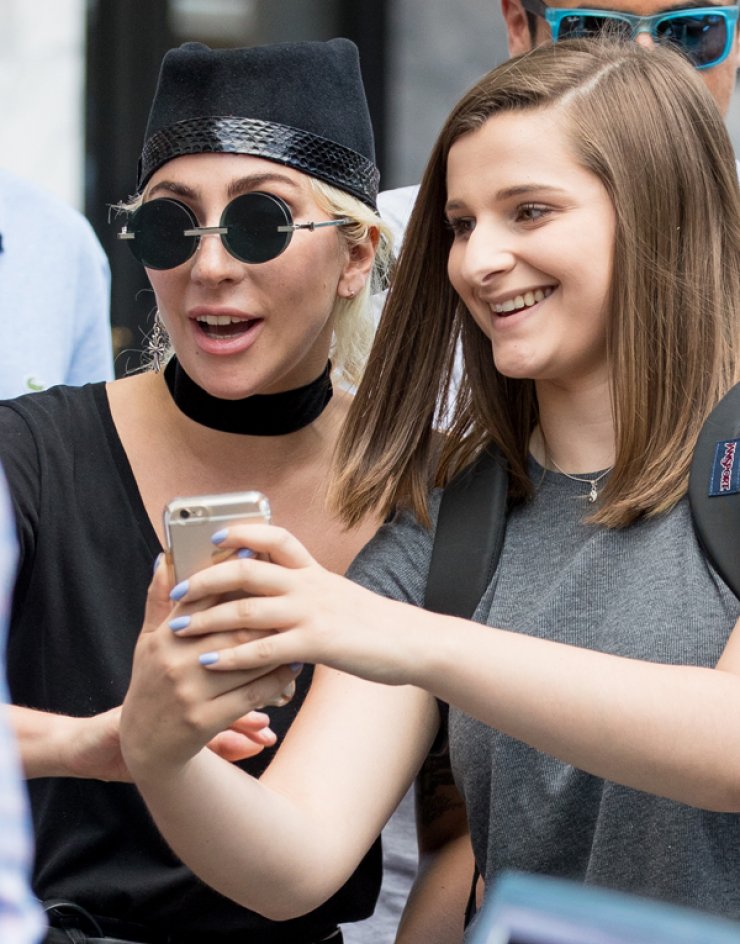 Η Lady Gaga φωτογραφίζεται με τους θαυμαστές της στους δρόμους της Νέας Υόρκης
