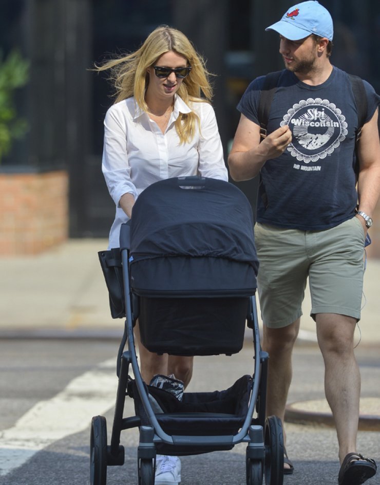 Nicky Hilton: Στους δρόμους της Νέας Υόρκης με το καροτσάκι και στενό της φίλο