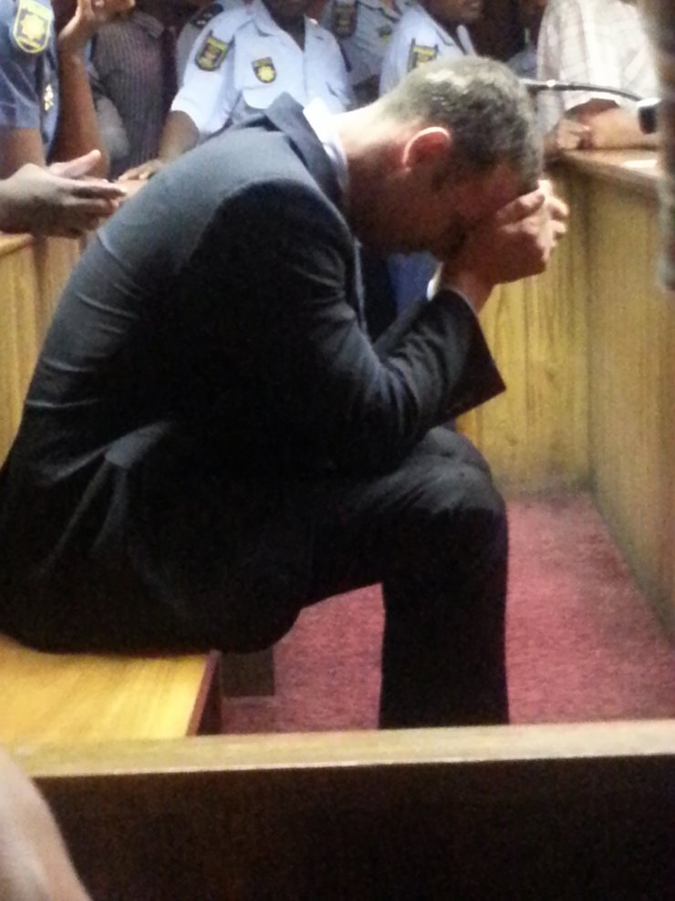 Πιστόριους: έβαλε τα κλάματα στο δικαστήριο