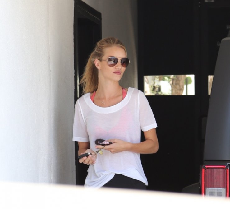 Rosie Huntington-Whiteley: Δουλεύει σκληρά για το τέλειο σώμα