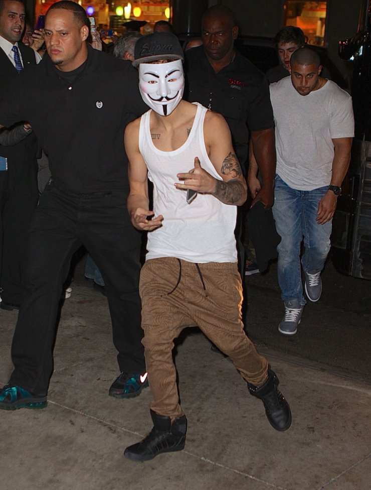 Ποιος διάσημος φοράει την μάσκα των ‘’Anonymous’’;