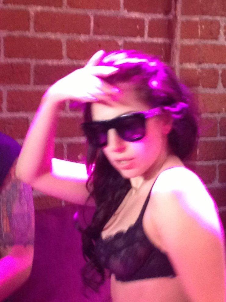 Δείτε τη Lady Gaga μόνο με το σουτιέν της!