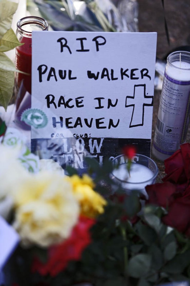 Paul Walker: Θαυμαστές αφήνουν λουλούδια και σημειώματα στο χώρο του δράματος [εικόνες]