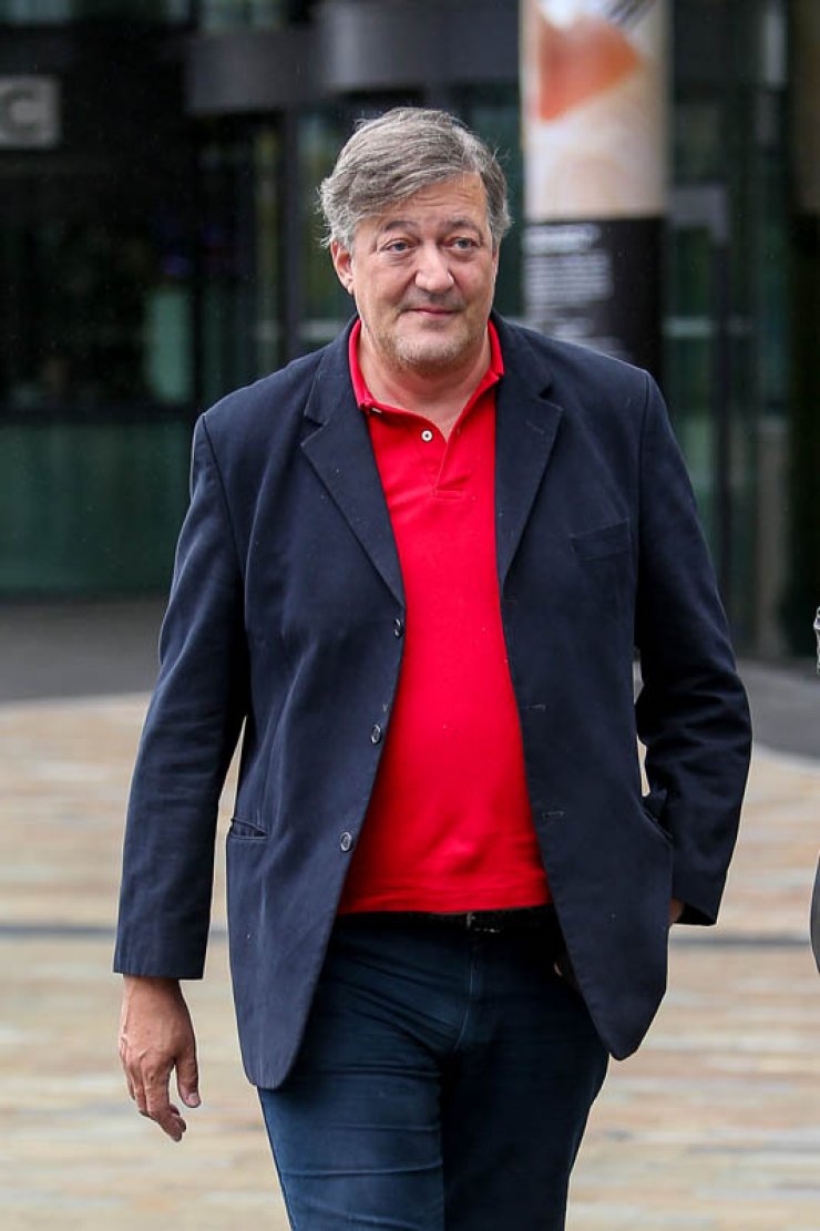 Stephen Fry: «Σκέφτομαι συνέχεια το θάνατο. Η αυτοεκτίμησή μου είναι στο μηδέν»