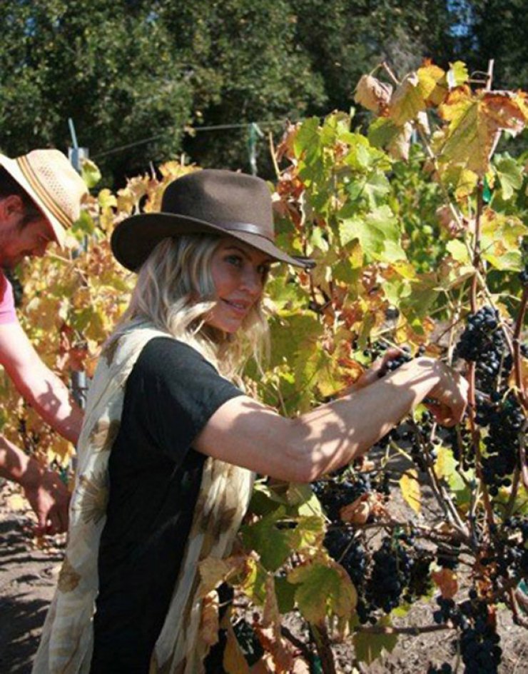 Δείτε διάσημη τραγουδίστρια να ασχολείται με…το αμπέλι της [εικόνες]