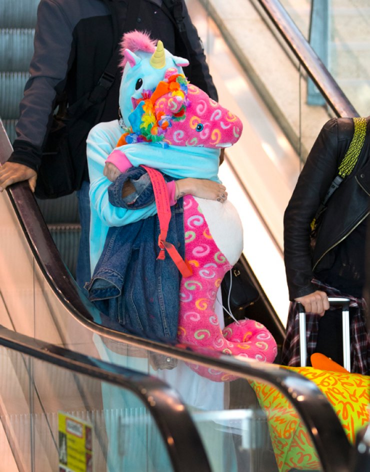 Δείτε με τι απίστευτο εμφανίστηκε η Miley Cyrus στο αεροδρόμιο [εικόνες]