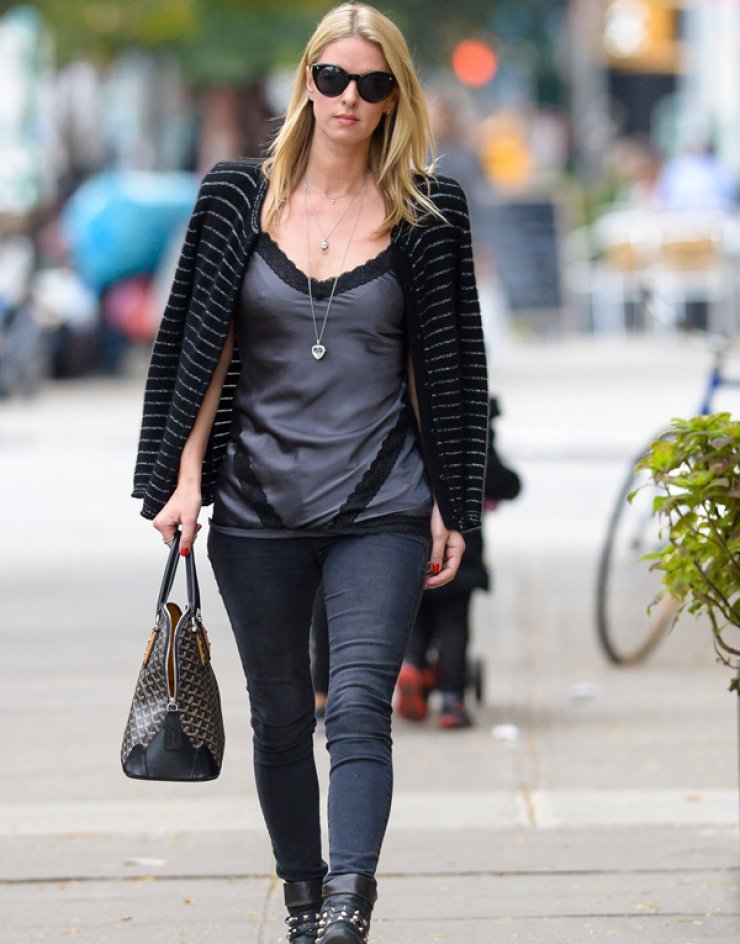 Διάσημη του Hollywood άλλαξε τα παπούτσια της στη μέση του δρόμου [εικόνες]