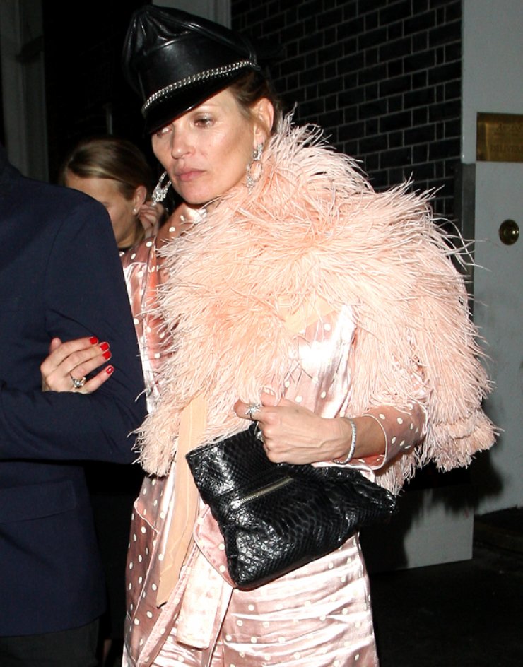 Μάθετε ποια σε ποια γιορτή πήγε η Kate Moss [εικόνες]