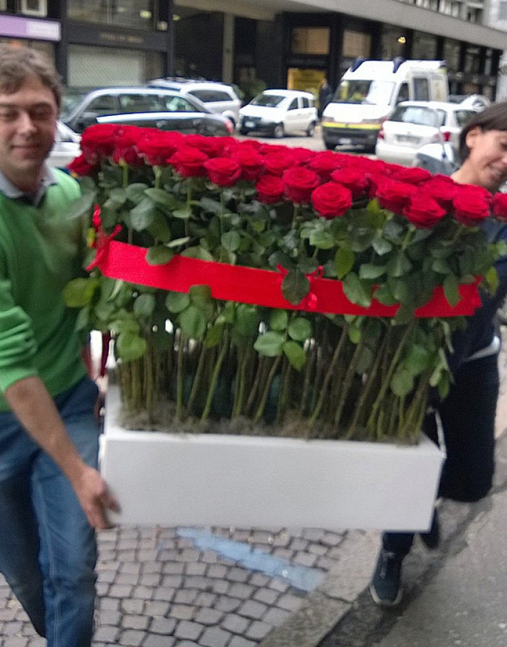 Διάσημος γόνος οικογένειας έκανε την πιο γλυκιά έκπληξη στην αγαπημένη του [εικόνες]