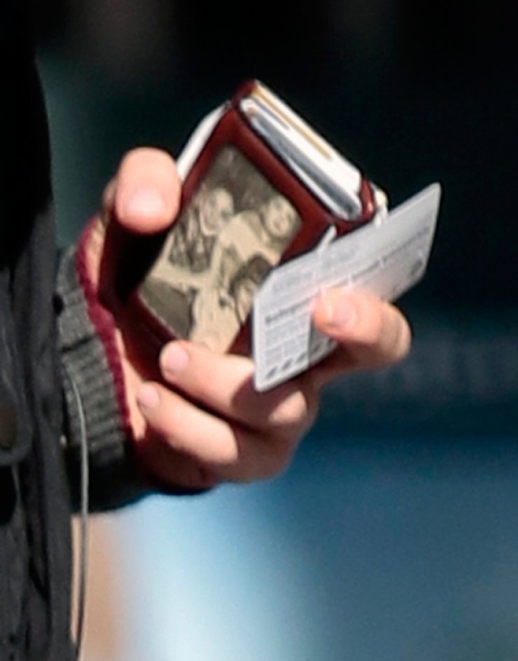 Τι έχει μέσα στο πορτοφόλι του ο Bradley Cooper; [εικόνες]