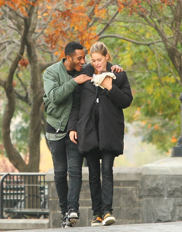 Διάσημο μοντέλο αγκαλιά με το νεογέννητό της [εικόνες]