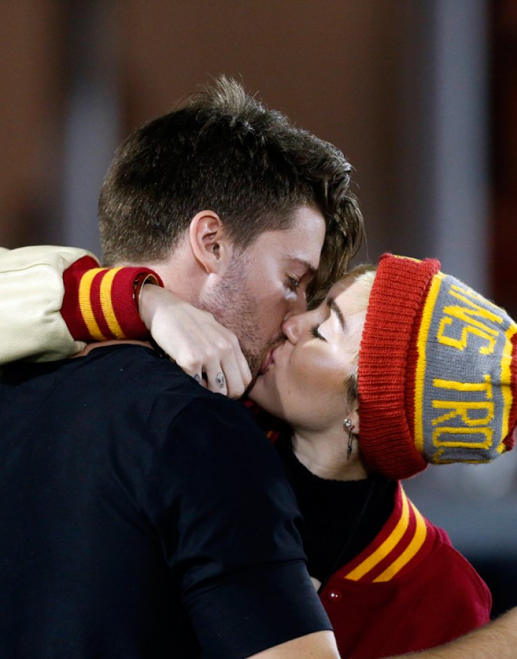 Δε θα πιστεύετε με ποιον είναι ζευγάρι η Miley Cyrus [εικόνες]