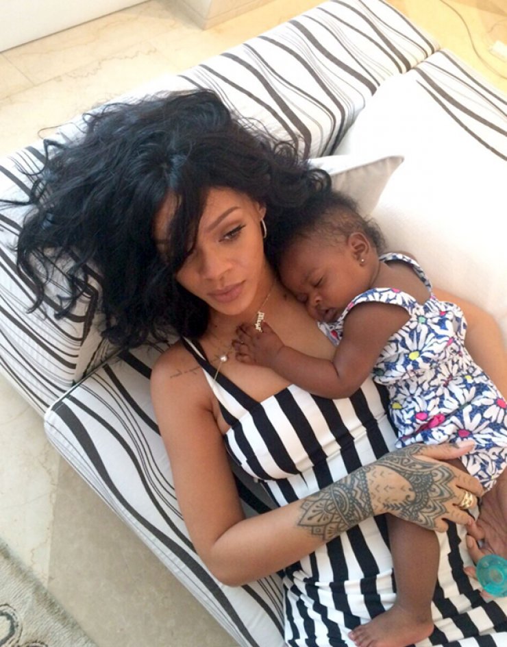 Η Rihanna αγκαλιά με το μωρό της [εικόνες]