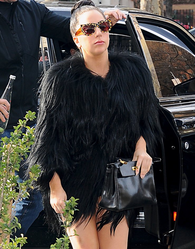 H Lady Gaga έτσι πηγαίνει yoga [εικόνες]