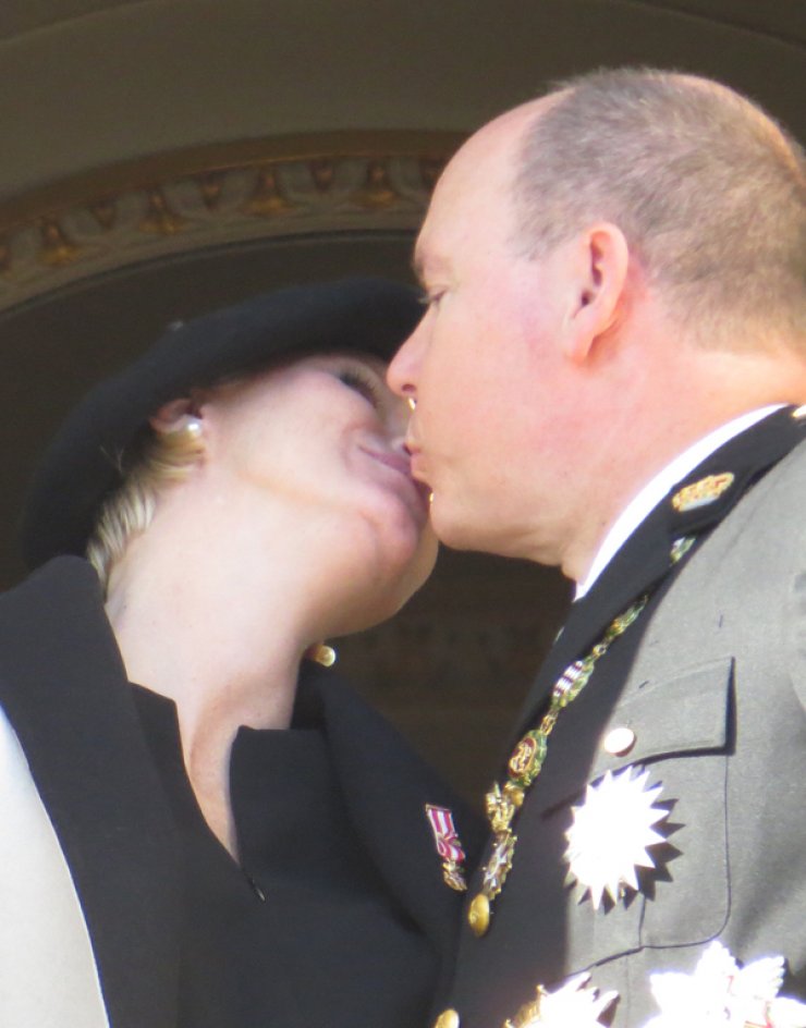 Δείτε το πιο βασιλικό φιλί [εικόνες]