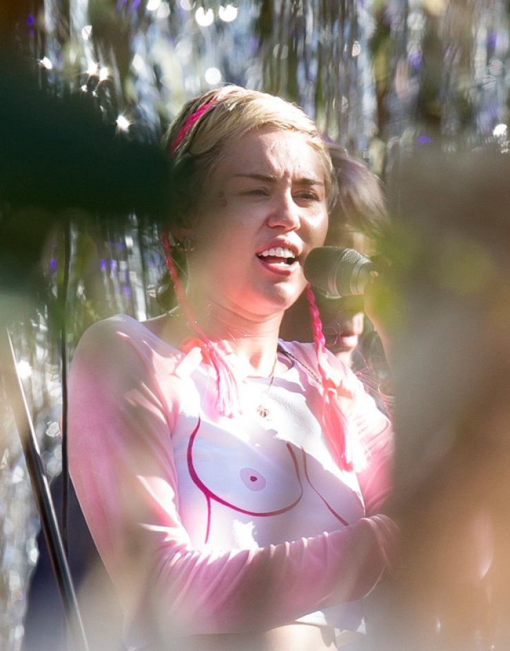 Miley Cyrus: Δείτε το απίστευτο μπλουζάκι που φοράει 