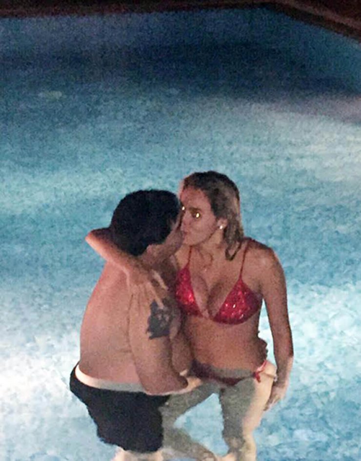 Ο Maradona χουφτώνει τη σύντροφό του στη πισίνα [εικόνες]