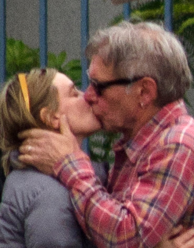 Ποιος διάσημος ηθοποιός δίνει παθιασμένο φιλί στη σύντροφό του; [εικόνες]
