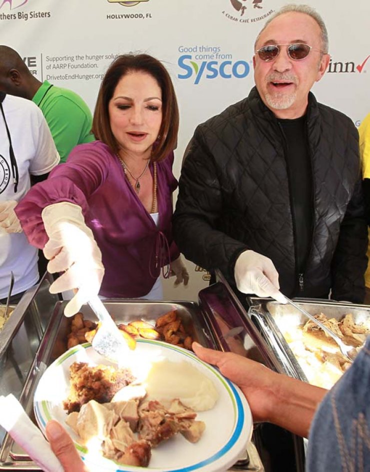 Δείτε ποια διάσημη δίνει φαί σε άστεγους [εικόνες]