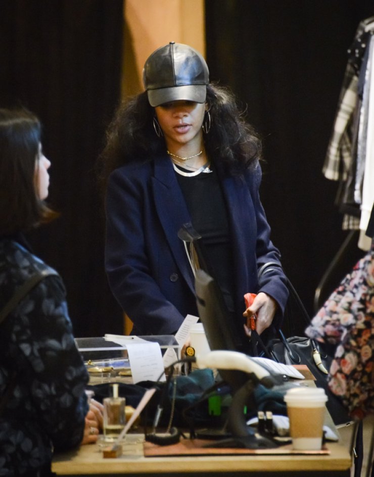 H Rihanna χαλαρώνει με shopping [εικόνες]