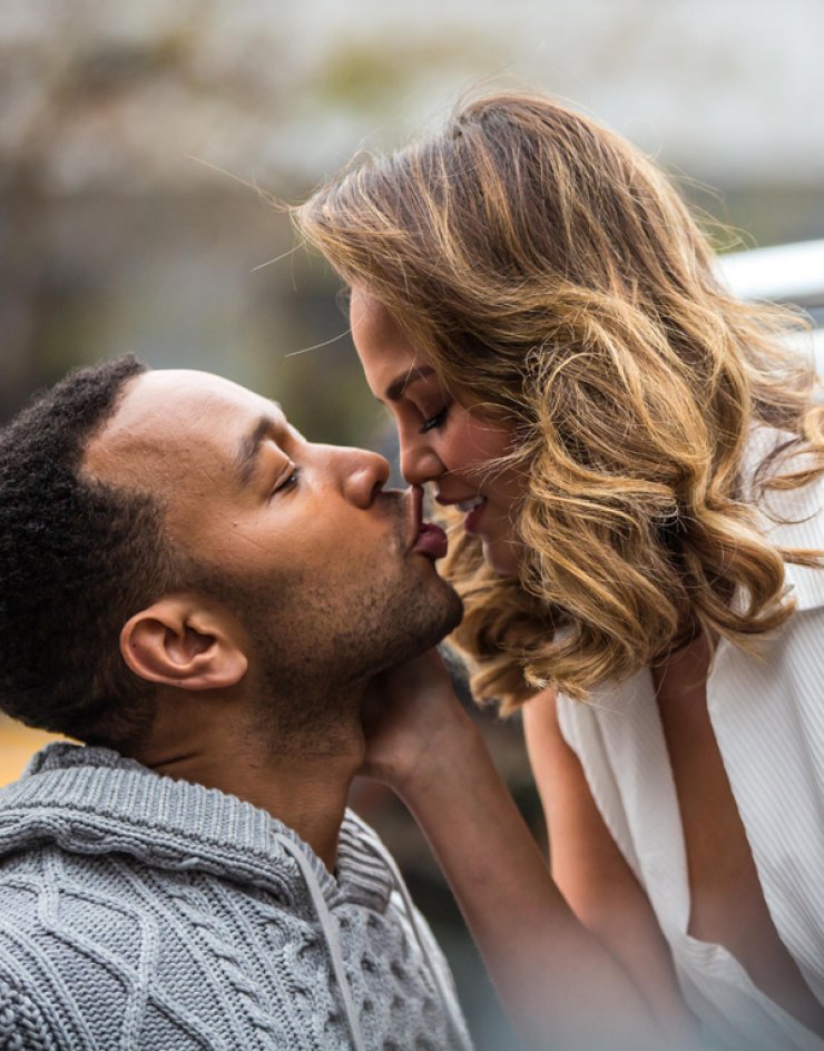 Καυτά φιλιά του John Legend στη σύζυγό του [εικόνες]