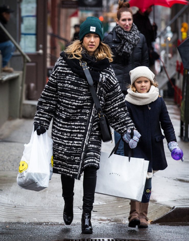 Jessica Alba: Για shopping μέσα στο κρύο [εικόνες]