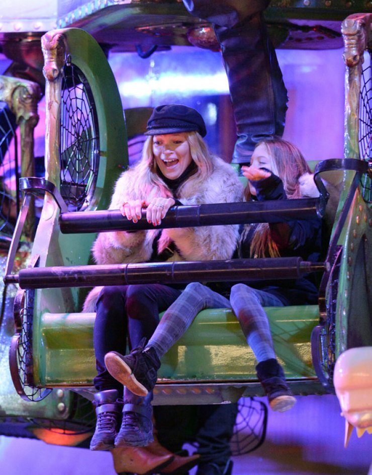 Η Kate Moss στο λούνα παρκ με την κόρη της [εικόνες]