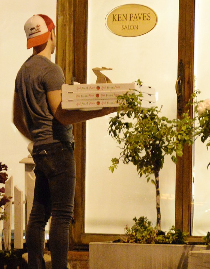 Διάσημη σταρ ενώ βρισκόταν στο κομμωτήριο παράγγειλε πίτσα [εικόνες]