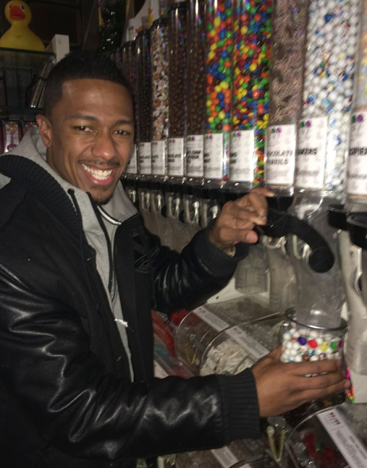Ο Nick Cannon τρώει γλυκά και το απολαμβάνει [εικόνες]