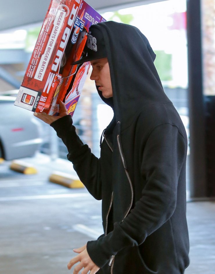 O Justin Bieber κάνει τα χριστουγεννιάτικά του ψώνια [εικόνες]