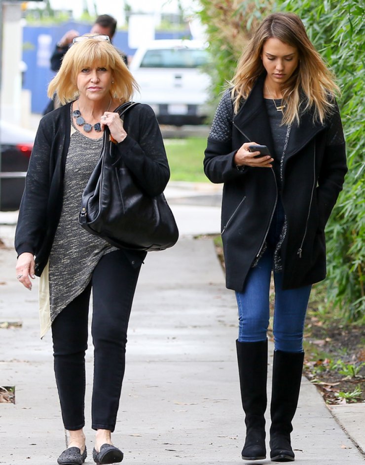 Jessica Alba: Για lunch παρέα με την μητέρα της [εικόνες]