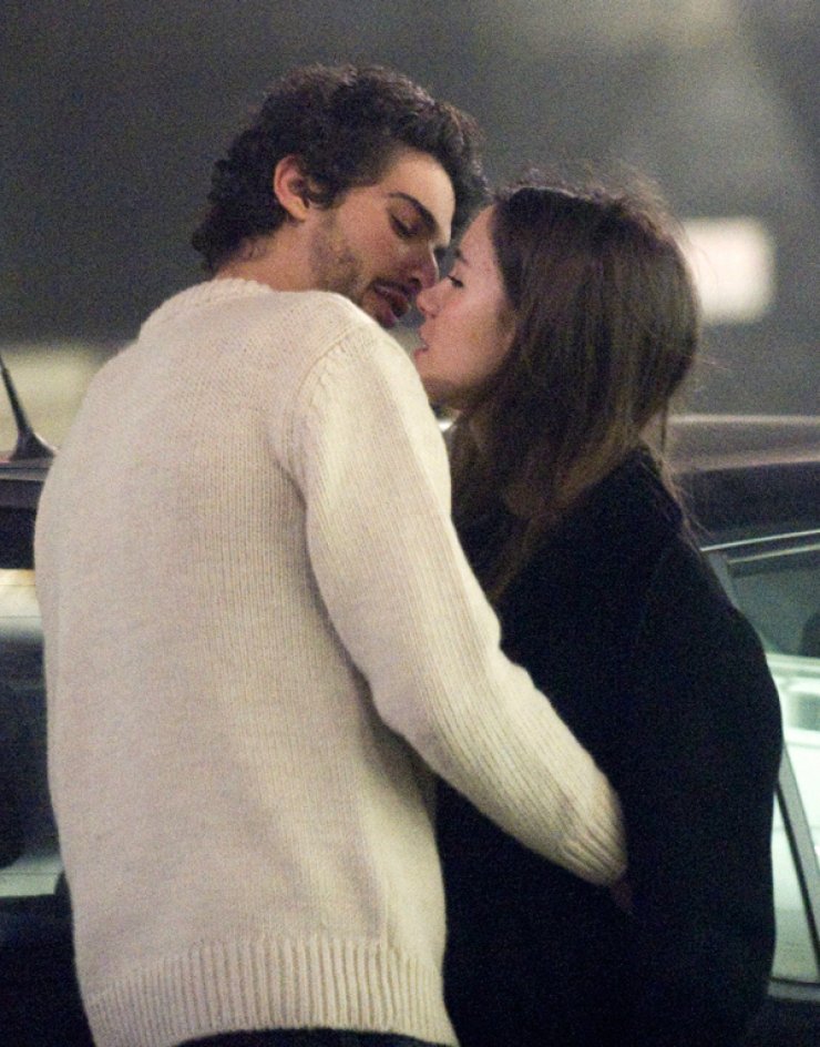 Κόρη διάσημου τραγουδιστή φιλιέται στη μέση του δρόμου [εικόνες]